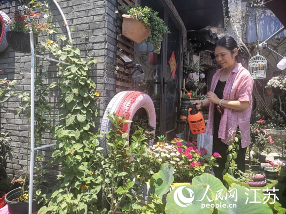 原在上海工作的袁荔退休后重回?fù)P州古城生活。 人民網(wǎng) 張玉峰攝