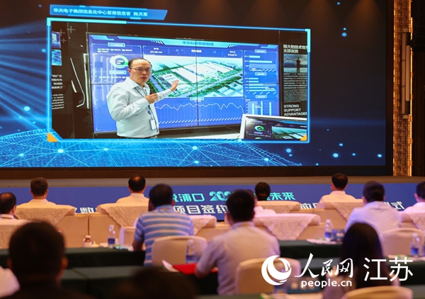 圖為浦口區(qū)集成電路企業(yè)介紹智能制造系統(tǒng)。浦口區(qū)委宣傳部供圖