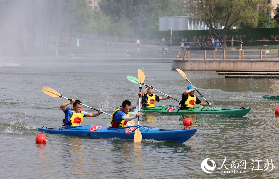 夏日清晨，一艘艘色彩鮮艷的賽艇和槳板在伯瀆河畔穿梭。朱剛?cè)簲z