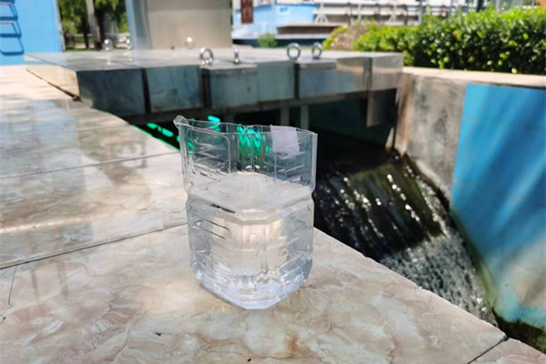 在邯鄲市雞澤縣藍天污水處理廠，污水經(jīng)過處理后清澈透明。鄭佳欣攝