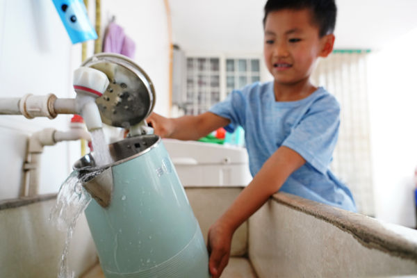 在峰峰礦區(qū)彭城鎮(zhèn)羊角鋪村村民家中，清澈甘甜的飲用水從水管中流出。峰峰礦區(qū)區(qū)委宣傳部供圖