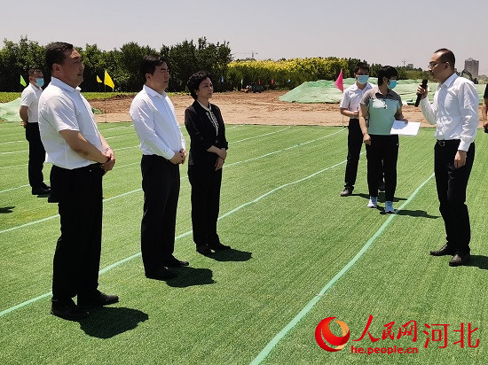 觀摩團(tuán)現(xiàn)場了解項(xiàng)目建設(shè)情況。人民網(wǎng) 張繼航攝