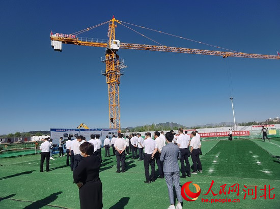 觀摩團(tuán)走進(jìn)塔吊林立的項(xiàng)目現(xiàn)場。人民網(wǎng)張繼航攝