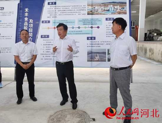 黨曉龍?jiān)诤特S項(xiàng)目現(xiàn)場鼓勵大家以商招商。 人民網(wǎng) 張繼航攝