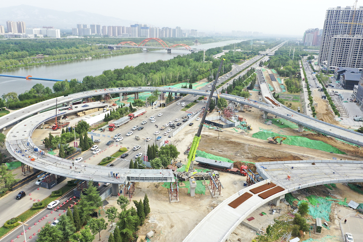 市區(qū)五一路快速通道工程西段順利合龍。