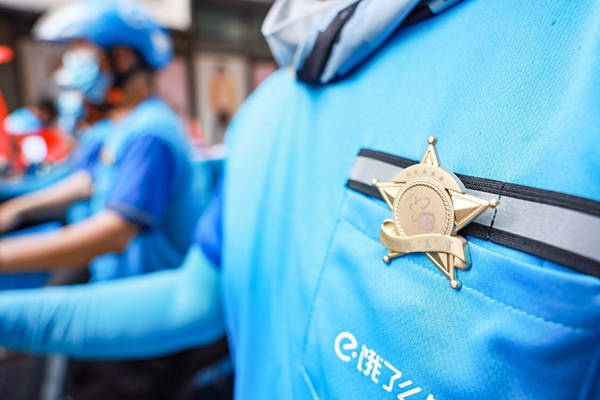 外賣員佩戴城市檢“茬”官徽章。盛義攝