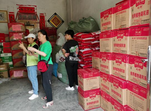 湖南省永州市江華瑤族自治縣越野e族江華中隊(duì)17輛越野車，滿載著永州市星望混凝土有限公司捐贈(zèng)的7萬(wàn)元物資送達(dá)江華瑤族自治縣蔚竹口鄉(xiāng)磨刀村。受訪單位供圖