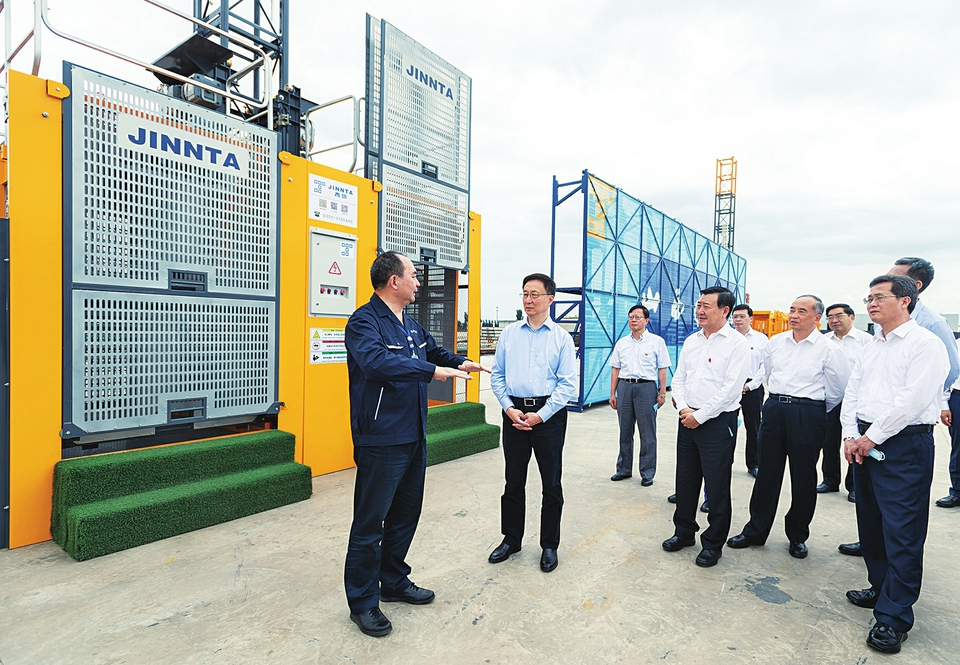 六月二十八日，中共中央政治局常委、國務(wù)院副總理韓正到山西太原調(diào)研，主持召開煤炭清潔高效利用專題座談會并講話。這是韓正走進山西建筑產(chǎn)業(yè)現(xiàn)代化瀟河園區(qū)，察看綠色智能建筑裝備制造基地建設(shè)情況。新華社記者翟健嵐攝