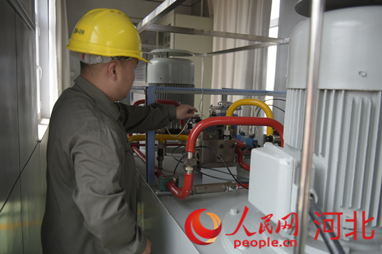 黃壁莊水庫事務(wù)中心工作人員在檢查溢洪道表口工作閘門啟臂機。人民網(wǎng)祝龍超攝