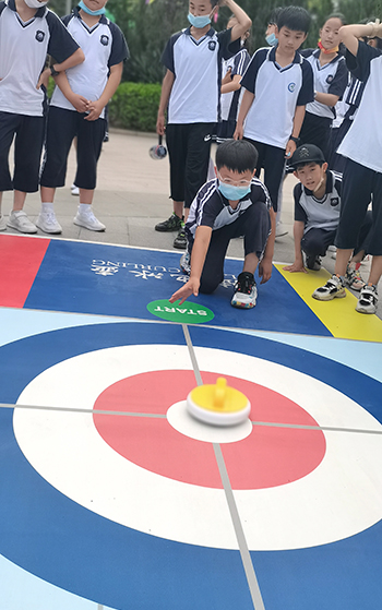 河北省威縣第四小學學生練習陸地冰壺動作。 趙國華攝