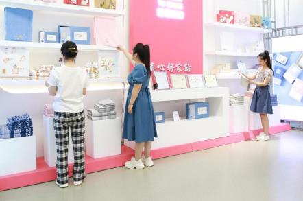 多樣的高陽(yáng)紡織產(chǎn)品吸引大家關(guān)注。班靜怡攝