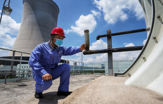 河北涿州京源熱電有限責(zé)任公司技術(shù)人員正在對設(shè)備進(jìn)行檢驗(yàn)排查。劉楊攝