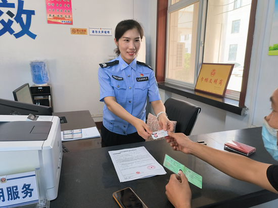 張靜正在為群眾辦理業(yè)務。 趙凱攝