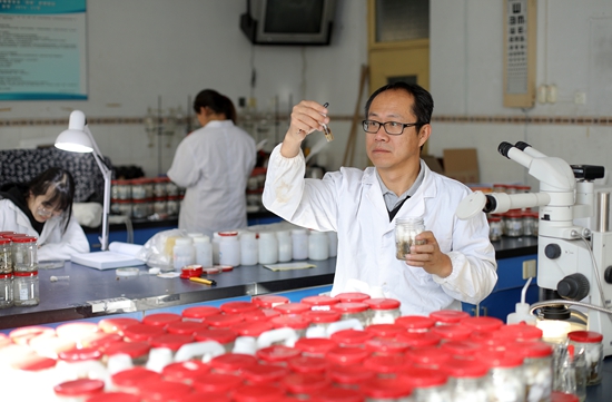 武大勇在實驗室開展檢驗工作。 受訪者供圖