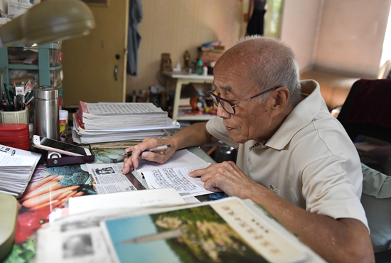 劉萬舉撰寫學黨史心得筆記。 受訪者供圖