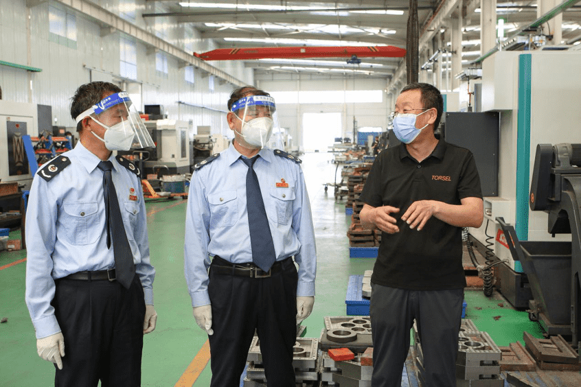 河北豐南區(qū)稅務局工作人員就組合式稅費支持政策落實情況走訪轄區(qū)納稅人。 王娜攝