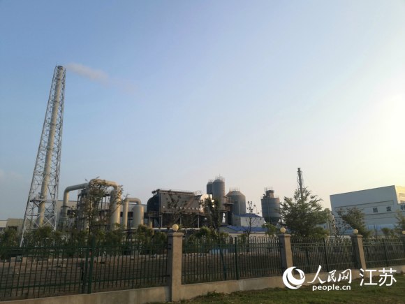 此次被當地居民反映廢氣刺鼻的企業(yè)。 人民網 張玉峰攝