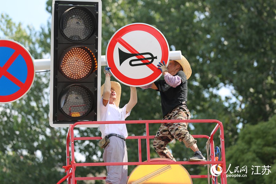 南京路政人員搶修交通指示牌。人民網(wǎng) 冷金明攝