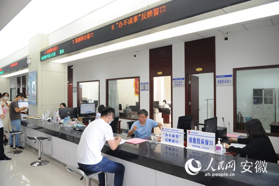 市民向“辦不成事”反映窗口工作人員咨詢。人民網(wǎng) 胡雨松攝