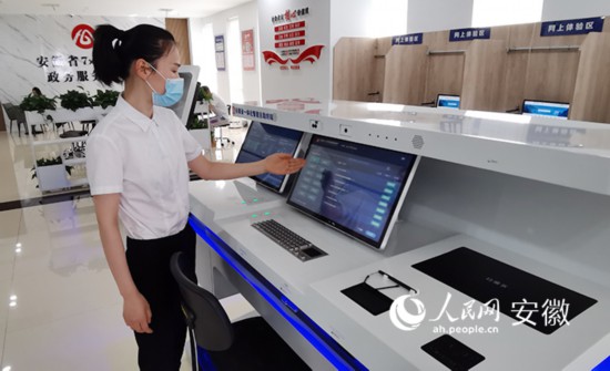 工作人員介紹自助系統(tǒng)的功能和使用方法。人民網(wǎng) 胡雨松攝