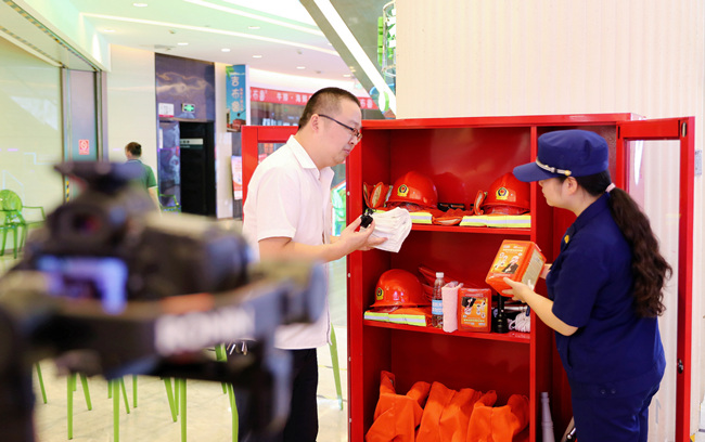 通過直播講解消防器材的使用方法。單位供圖