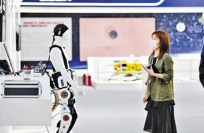 近日，第六屆世界智能大會在天津開幕，圖為參會嘉賓參觀天津制造業(yè)立市展。 新華社記者 趙子碩攝