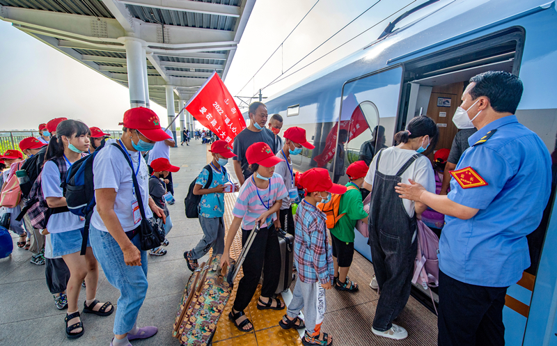 乘高鐵出發(fā)。