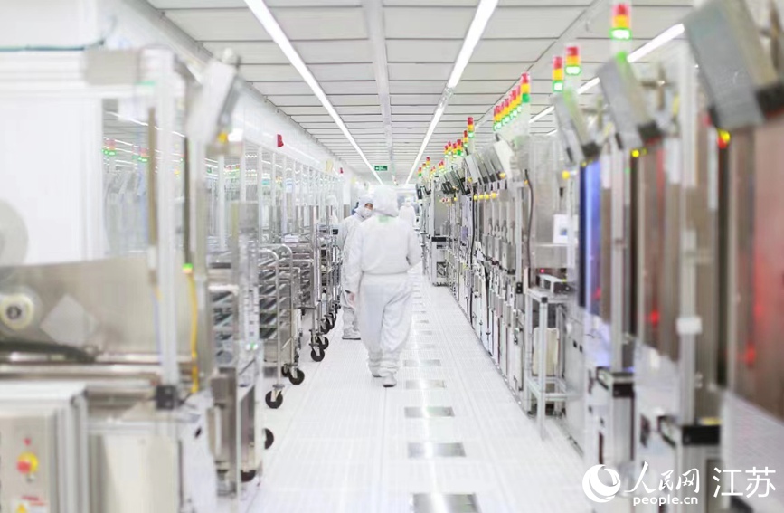 在希捷國(guó)際科技（無錫）有限公司生產(chǎn)車間，技術(shù)人員正在巡查作業(yè)。新吳區(qū)委宣傳部供圖