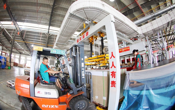 沭陽縣一公司車間內一派緊張有序的繁忙景象。沭陽縣委宣傳部供圖