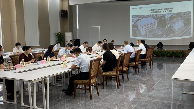 河?xùn)|區(qū)委書記范少軍一行深入老電建公司辦公園區(qū)就盤活園區(qū)工作進(jìn)行部署研究。河?xùn)|區(qū)供圖