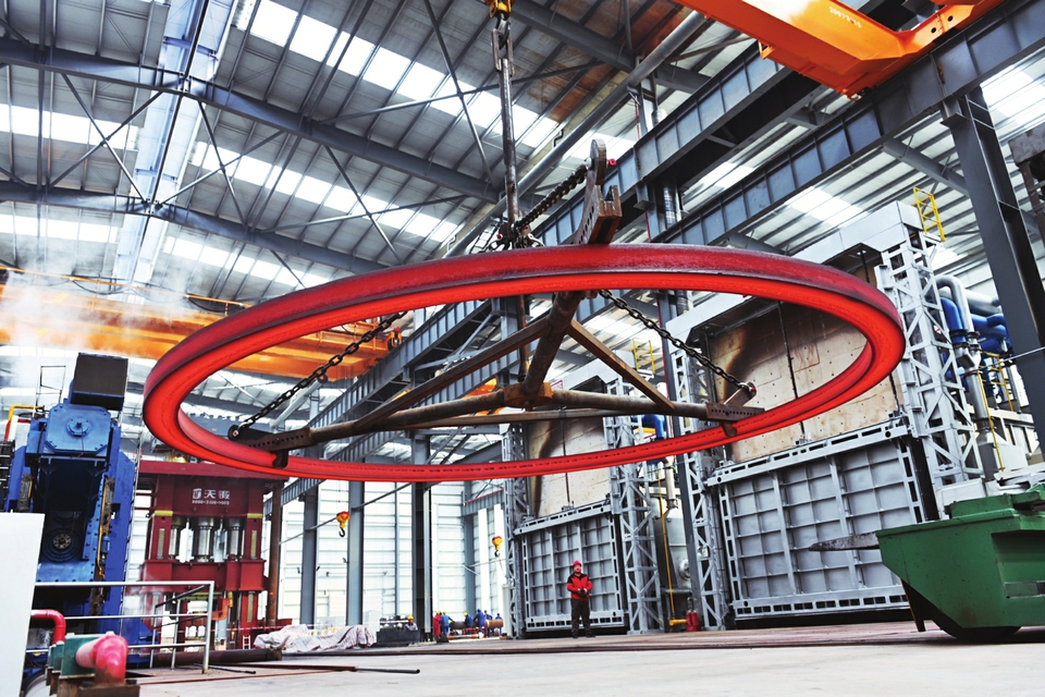 定襄縣作為太忻一體化經(jīng)濟區(qū)建設(shè)的12個先行啟動區(qū)之一，借助發(fā)展機遇，全力延長產(chǎn)業(yè)鏈條、補齊產(chǎn)業(yè)短板、培育優(yōu)質(zhì)市場主體、拓寬應用領(lǐng)域，進軍高精尖應用行業(yè)。 記者孫榮祥攝