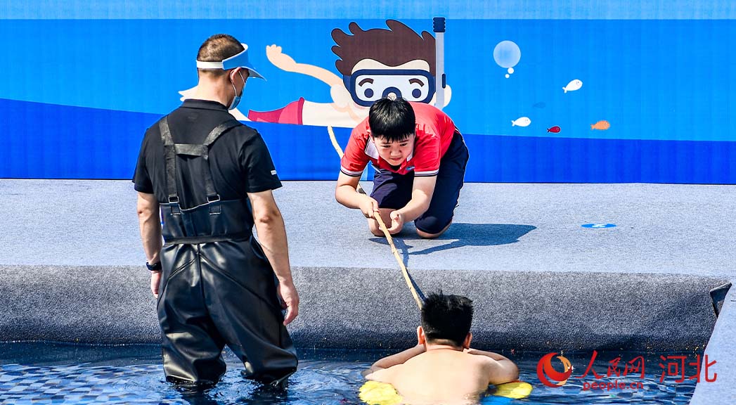 活動(dòng)現(xiàn)場(chǎng)模擬演練。 人民網(wǎng) 周博攝