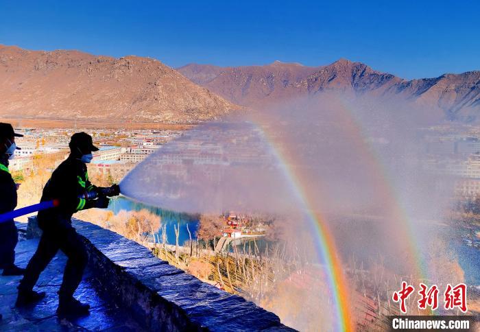 12月6日，布達(dá)拉宮消防救援大隊(duì)在布達(dá)拉宮山體林草區(qū)域開(kāi)展?jié)窕ぷ??！㈣?攝