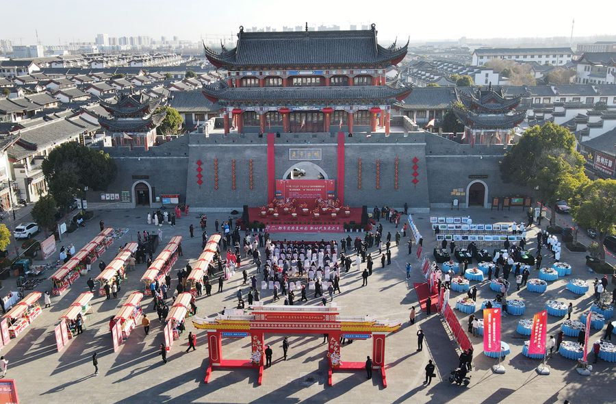 城門掛春聯(lián)，金湖沖刺“開門紅”。陳義寶攝