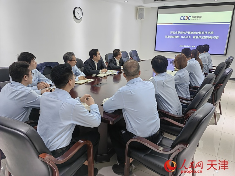 近日，中能建路橋工程有限公司領導班子成員與員工開會討論，如何根據今年的項目招聘合適的優(yōu)秀人才。  人民網 孫翼飛攝