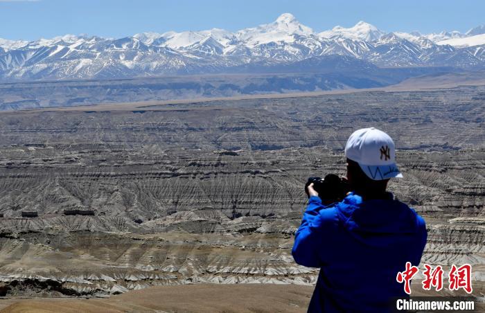 4月5日，游客在觀景臺拍攝札達土林。　李林 攝
