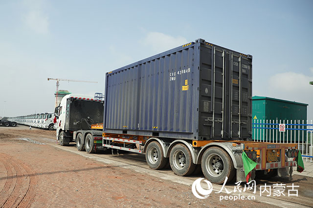 新能源重卡采用集裝箱運輸。人民網(wǎng)記者 趙夢月攝