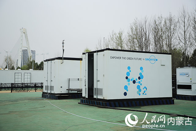 鄂爾多斯碳中和研究院內的制氫設備。人民網(wǎng)記者 趙夢月攝