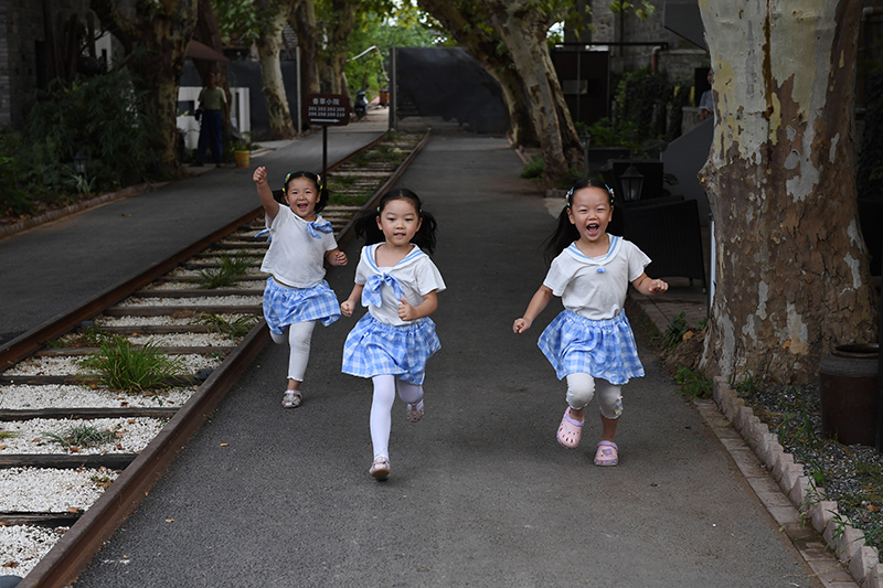 由礦場家屬區(qū)改造而來的“鮮花小院”民宿，深受孩子們的喜愛。吳芳攝