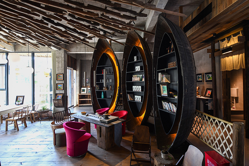 漁船、船槳……花田·僑鄉(xiāng)里的裝飾材料，多是從當?shù)靥詠淼呐f物。 吳芳攝