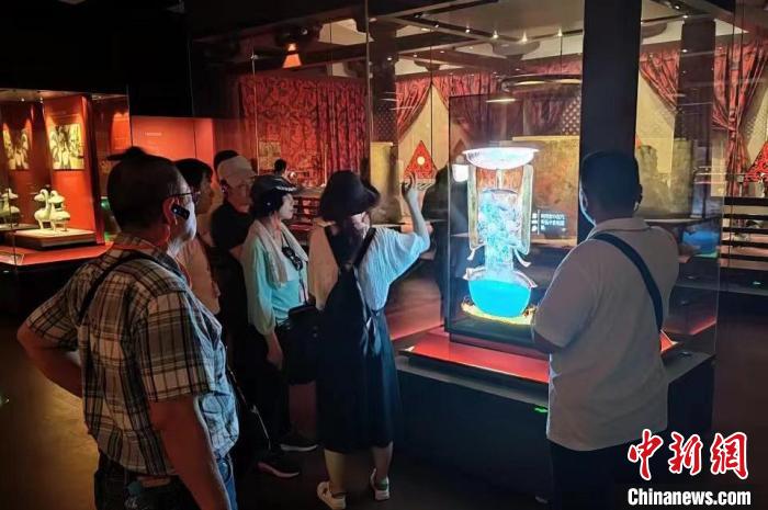 圖為臺灣新北市永和區(qū)里長聯(lián)誼會江西參訪團(tuán)一行在南昌漢代?；韬顕z址博物館內(nèi)參觀展出的珍貴文物?！●樞↓?攝