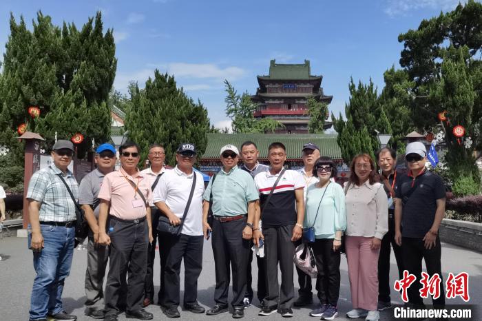 圖為臺灣新北市永和區(qū)里長聯(lián)誼會江西參訪團(tuán)一行在南昌滕王閣前合影?！×鴷缘?攝