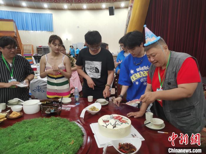 圖為內(nèi)蒙古臺辦為臺胞過生日?！±類燮?攝