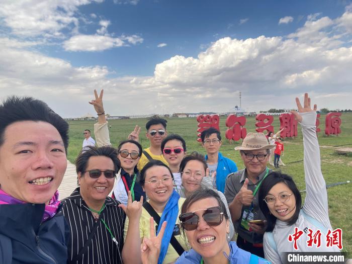 圖為臺胞在鄂爾多斯草原合影。　葉冠賢 攝