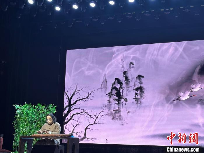 閩派古琴名家陳志強(qiáng)演奏一曲《流水》?！堺惥?攝