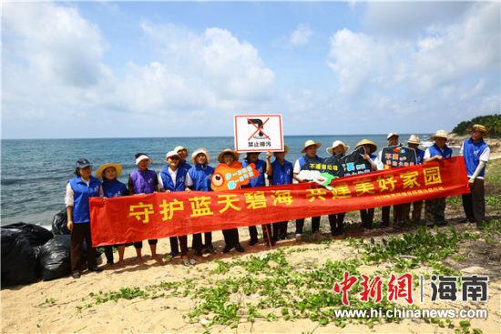 環(huán)保志愿者呼吁停止隨地扔垃圾、破壞環(huán)境等不文明行為。