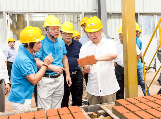 2019年6月21日下午，省長沈曉明在三亞建筑廢棄物綜合利用廠，查看用建筑廢棄物綜合處理后制成的再生水泥磚。海南日報(bào)記者 宋國強(qiáng) 攝