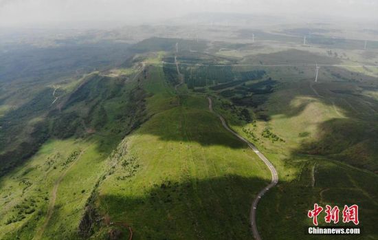 6月28日，夏日鏡頭下的河北張家口張北“草原天路”蜿蜒曲折。 中新社記者 楊艷敏 攝