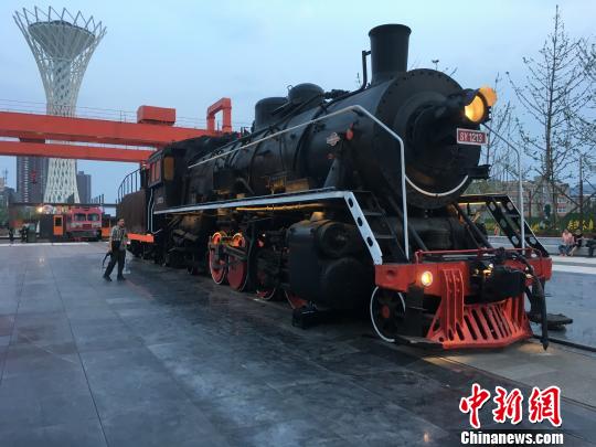 公園內(nèi)保留布置了蒸汽時(shí)代火車頭?！「呒t超 攝