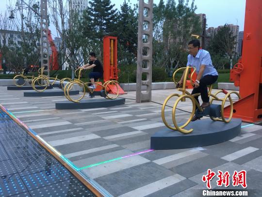 市民使用公園內(nèi)的健身設(shè)施?！「呒t超 攝